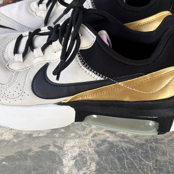 Nike Black and White Athletic Shoes - Picture 5 of 8